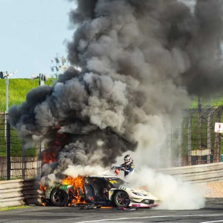 Auto: Pilotul britanic Ollie Millroy, salvat de un rival după un accident groaznic la Shanghai