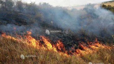 Maramureș: Incendiu de vegetație în Munții Igniș, la peste 1.200 m altitudine; pompierii intervin de două zile