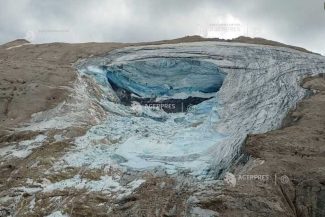 Ghețarul Marmolada din Italia s-a confruntat cu o topire record în vara acestui an