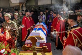 Ratko Mladic, înmormântat la Belgrad, în timp ce Comisia Europeană a condamnat glorificarea criminalilor de război