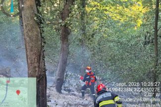 Caraș-Severin: Două elicoptere intervin pentru stingerea incendiilor de vegetație uscată la Herculane și Delinești