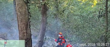 Caraș-Severin: Două elicoptere intervin pentru stingerea incendiilor de vegetație uscată la Herculane și Delinești
