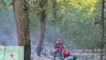 Caraș-Severin: Două elicoptere intervin pentru stingerea incendiilor de vegetație uscată la Herculane și Delinești