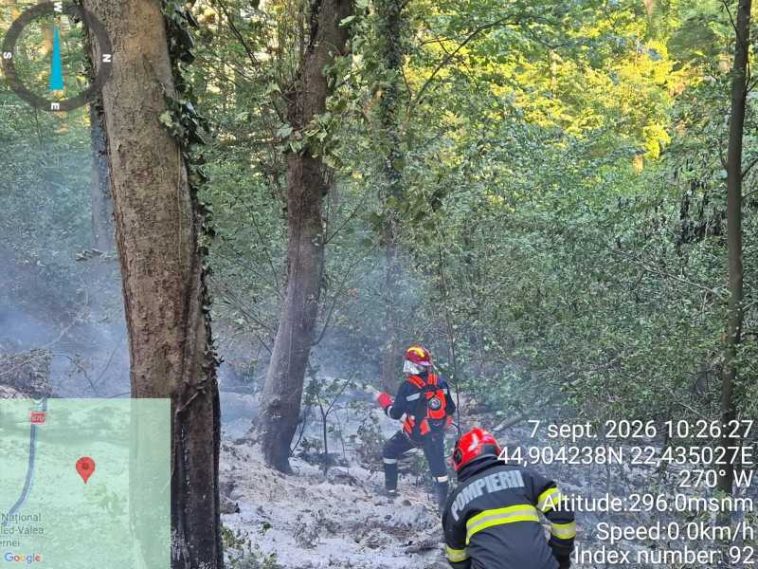 Caraș-Severin: Două elicoptere intervin pentru stingerea incendiilor de vegetație uscată la Herculane și Delinești