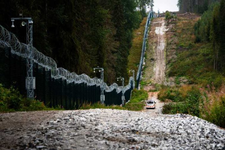 Finlanda a inaugurat un gard de 200 de kilometri la frontiera cu Rusia