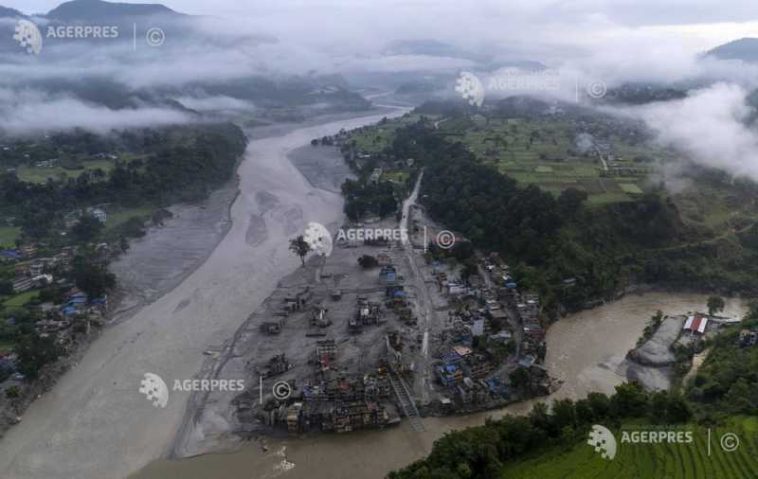 Viitură în Nepal/ Operațiunile de salvare se concentrează asupra muncitorilor blocați în trei tuneluri