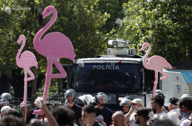 Albania: ‘Revoluția Flamingo’ a ajuns în cea de-a o suta zi