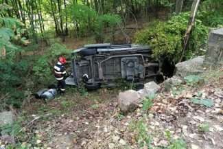 Argeș: Autoturism răsturnat în afara carosabilului pe DN 73C; patru persoane rănite, una fiind găsită inconștientă