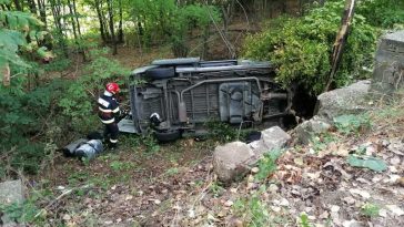 Argeș: Autoturism răsturnat în afara carosabilului pe DN 73C; patru persoane rănite, una fiind găsită inconștientă