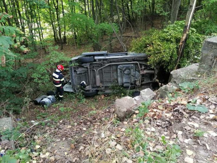Argeș: Autoturism răsturnat în afara carosabilului pe DN 73C; patru persoane rănite, una fiind găsită inconștientă