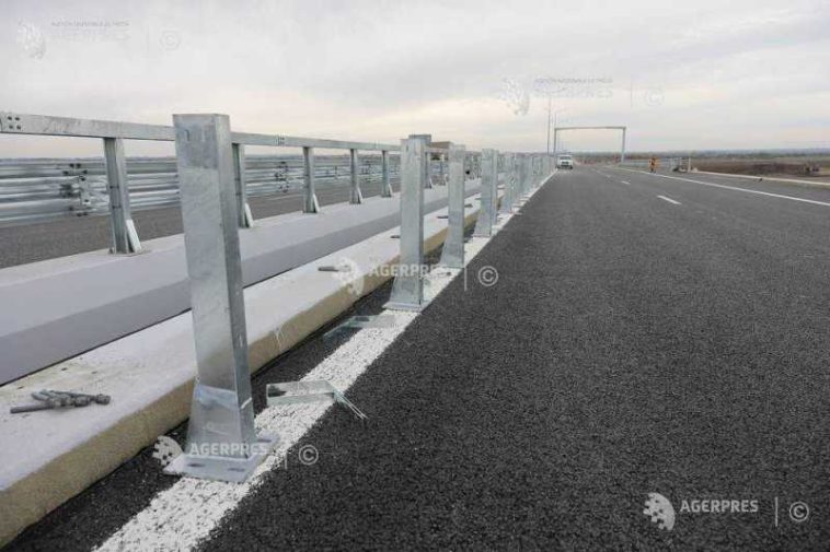 Pistol (CNAIR): Constructorii secțiunii 3 a Autostrăzi Sibiu-Pitești au început lucrările de asfaltare pe un tronson experimental