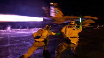 VIDEO Washingtonul afirmă că a distrus cinci petroliere iraniene în urma unor atacuri asupra unei nave americane