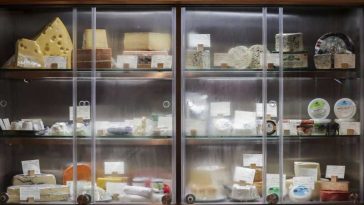 Statele Unite vor interzice importul de produse lactate și băuturi alcoolice din Canada (Axios)