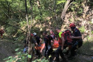 Alba: Turistă rănită după ce a căzut în ‘micul canion al României’, la Râpa Roșie