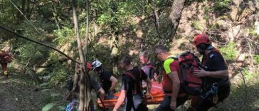 Alba: Turistă rănită după ce a căzut în ‘micul canion al României’, la Râpa Roșie