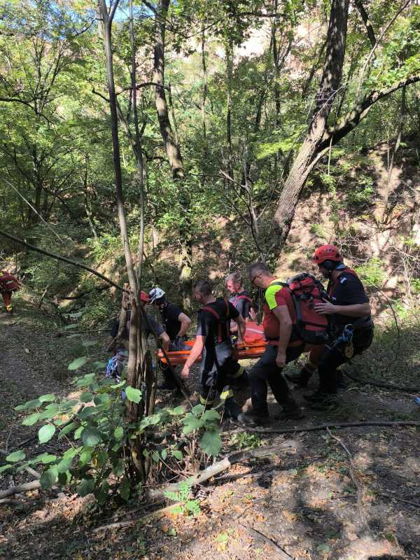 Alba: Turistă rănită după ce a căzut în ‘micul canion al României’, la Râpa Roșie