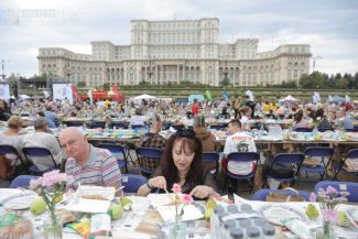 Bucureștiul intră în Cartea Recordurilor cu ‘Masa care unește’; Ciucu: A fost o mare sufragerie în Piața Constituției