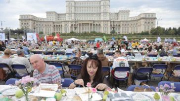 Bucureștiul intră în Cartea Recordurilor cu ‘Masa care unește’; Ciucu: A fost o mare sufragerie în Piața Constituției