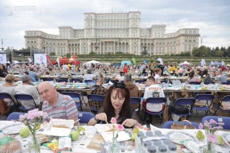Bucureștiul intră în Cartea Recordurilor cu ‘Masa care unește’; Ciucu: A fost o mare sufragerie în Piața Constituției