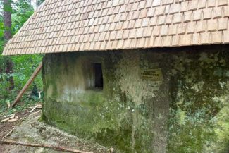 Buzău: Structura schitului din piatră Fundătura, vechi de sute de ani, nu a fost afectată de acoperișul de lemn