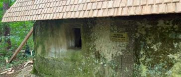Buzău: Structura schitului din piatră Fundătura, vechi de sute de ani, nu a fost afectată de acoperișul de lemn