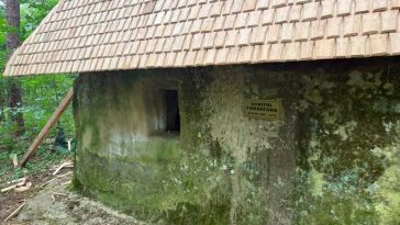Buzău: Structura schitului din piatră Fundătura, vechi de sute de ani, nu a fost afectată de acoperișul de lemn