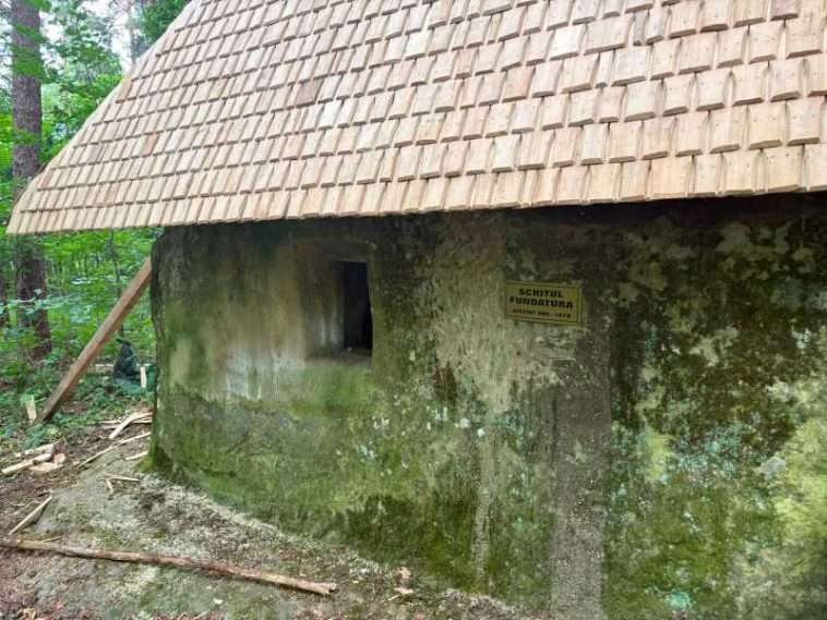 Buzău: Structura schitului din piatră Fundătura, vechi de sute de ani, nu a fost afectată de acoperișul de lemn