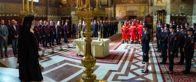 Galați: Pompierii și lucrătorii SMURD, sărbătoriți la Catedrala Arhiepiscopală; Arhiepiscopul Casian a oficiat slujba de Te-Deum