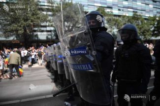 Protest în Piața Victoriei/ Un bărbat de 72 de ani, transportat la spital; în total cinci persoane au primit îngrijiri