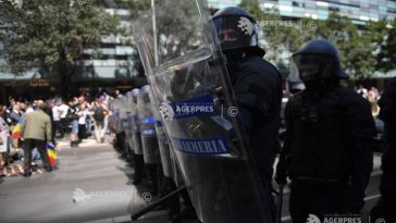 Protest în Piața Victoriei/ Un bărbat de 72 de ani, transportat la spital; în total cinci persoane au primit îngrijiri
