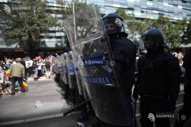 Protest în Piața Victoriei/ Un bărbat de 72 de ani, transportat la spital; în total cinci persoane au primit îngrijiri