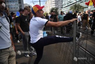 Protest în Piața Victoriei/ Jandarmerie: Amenzi de 11.000 de lei pentru protestatarii recalcitranți