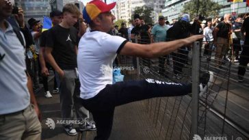 Protest în Piața Victoriei/ Jandarmerie: Amenzi de 11.000 de lei pentru protestatarii recalcitranți