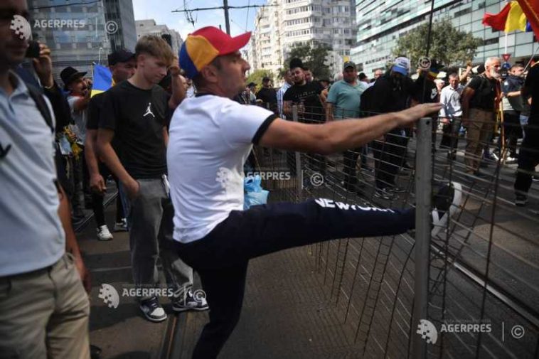 Protest în Piața Victoriei/ Jandarmerie: Amenzi de 11.000 de lei pentru protestatarii recalcitranți