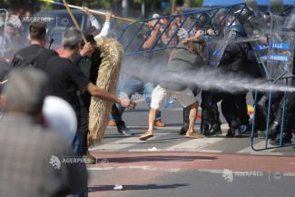 Protest în Piața Victoriei/ Guvernul face apel ‘la calm și la încetarea violențelor’
