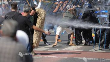 Protest în Piața Victoriei/ Guvernul face apel ‘la calm și la încetarea violențelor’