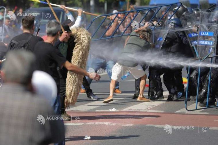Protest în Piața Victoriei/ Guvernul face apel ‘la calm și la încetarea violențelor’