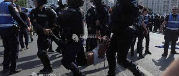 UPDATE Protest în Piața Victoriei/Jandarmeria: 26 de manifestanți violenți – ridicați de jandarmi și dus la secții de poliție