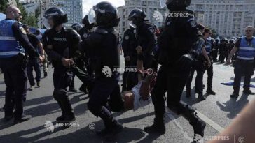 UPDATE Protest în Piața Victoriei/Jandarmeria: 26 de manifestanți violenți – ridicați de jandarmi și dus la secții de poliție