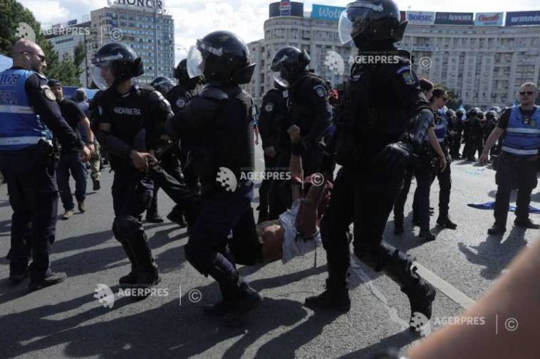 Protest în Piața Victoriei/Peste 20 de manifestanți violenți – ridicați de jandarmi