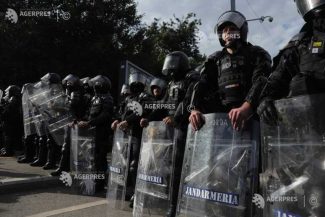 Protest în Piața Victoriei/ Cordon al jandarmilor, atacat cu pietre de un grup de manifestanți