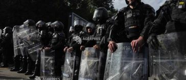 Protest în Piața Victoriei/ Cordon al jandarmilor, atacat cu pietre de un grup de manifestanți