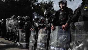 Protest în Piața Victoriei/ Cordon al jandarmilor, atacat cu pietre de un grup de manifestanți