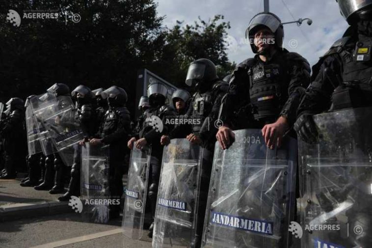 Protest în Piața Victoriei/ Cordon al jandarmilor, atacat cu pietre de un grup de manifestanți