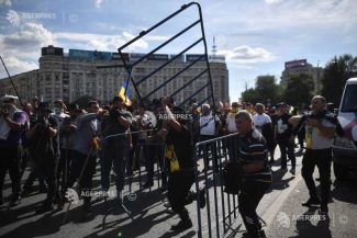 Protest în Piața Victoriei/ Două mașini ale Jandarmeriei au fost vandalizate de manifestanți violenți