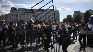 Protest în Piața Victoriei/ Două mașini ale Jandarmeriei au fost vandalizate de manifestanți violenți
