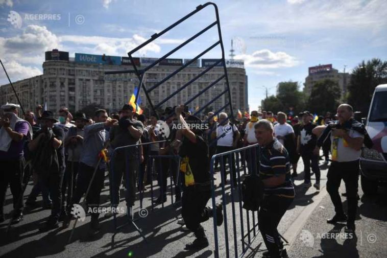 Protest în Piața Victoriei/ Două mașini ale Jandarmeriei au fost vandalizate de manifestanți violenți