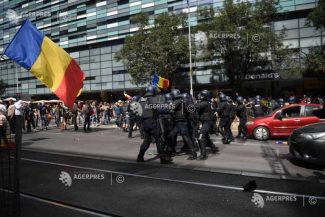 Protest în Piața Victoriei/ Trafic rutier reluat dinspre Piața Romană către bulevardul Aviatorilor