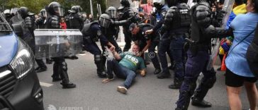 Protest în Piața Victoriei/ Poliția Capitalei: 30 de manifestanți violenți – duși la secții; doi jurnaliști au fost agresați