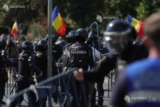 Protest în Piața Victoriei/ Bărbat reținut după ce a fost prins având un cuțit asupra sa